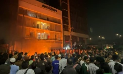 Image tirée d'une vidéo AFPTV tournée le 19 décembre 2025 devant les bureaux du Prothom Alo à Dacca de manifestations consécutives à l'assassinat du leader étudiant Sharif Osman Hadi