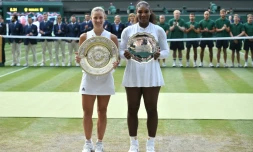 L'Allemande Angelique Kerber (g) vainqueur de la finale de Wimbledon face à l'Américaine Serena Williams le 14 juillet 2018