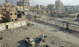 Des colonnes de fumée s'élèvent au-dessus de Deir Ezzor, en Syrie, après des combats entre les forces gouvernementales et le groupe État islamique, le 3 novembre 2017 