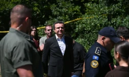 Le Premier ministre du Kosovo Albin Kurti (C) arrive sur les lieux où sept dépouilles ont été retrouvées dans une fosse commune qui pourrait contenir les restes de plus de vingt Kosovars albanais disparus pendant la guerre des années 1990, à Kalludër, dans le nord du pays 