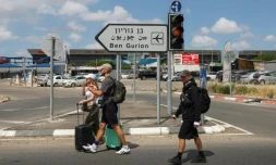 Des voyageurs se dirigent avec leurs bagages vers l'aéroport Ben Gourion de Tel-Aviv, le 4 mai 2025