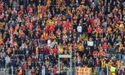 Spectateurs et supporters de Lens dans des travées sans siège du stade Félix Bollaert, à Lens, le 1er avril 2019