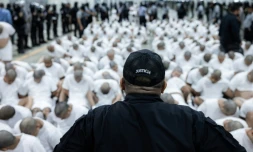 Photo diffusée le 16 mars 2025 par le service de presse de la présidence du Salvador montrant l'arrivée de membres présumés du gang vénézuélien Tren de Aragua au Centre d'Internement pour le Terrorisme (Cecot) à Tecoluca, au Salvador
