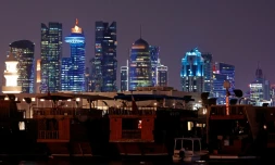 Des gratte-ciel illuminés le long de la promenade de la Corniche à Doha, le 29 juin 2026