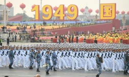 Des troupes chinoises défilent à l'occasion du 70e anniversaire du régime, à Pékin le 1er octobre 2019