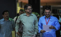 Le commandant des Farc, Ivan Marquez (C) arrive à la Havane pour des pourparlers de paix avec le gouvernement colombien, le 12 décembre 2015