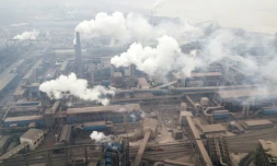 Des cheminées d'usines à Hancheng, le 17 février 2018 en Chine