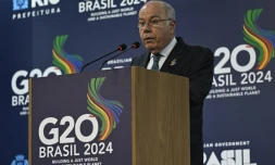 Le ministre brésilien des Affaires étrangÚres, Mauro Vieira, lors d'une conférence de presse en clÎture d'une réunion des ministres des Affaires étrangÚres des pays du G20, le 22 février 2024 à Rio de Janeiro