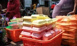 Des boîtes de polystyèrene remplies de nourriture, prêtes à être vendues aux consommateurs du quartier d'Obalende à Lagos, le 23 janvier 2024.