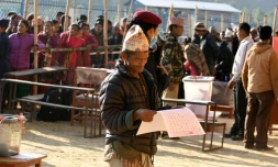 Un Népalais examine les bulletins avant de voter, le 26 novembre 2017, à Chautara, dans le district de Sindhupalchowk