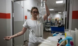 Une infirmière prépare une perfusion de réhydratation à l'hôpital Purpan de Toulouse, en pleine canicule, le 23 juin 2026