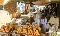 Des vendeurs de fruits assis devant leurs étals sur le marché central de Khartoum au Soudan, le 17 janvier 2025