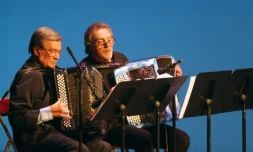 Marcel Azzola (à gauche), aux côtés de Roland Romanelli, le 1er janvier 2004, lors d'un concert du Nouvel An dans la salle Favart à Paris