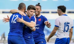 Le centre français GaĂȘl Fickou (dos) est fĂ©licitĂ© par le demi d'ouverture Matthieu Jalibert et l'ailier Teddy Thomas, aprĂšs son essai marquĂ© contre l'Italie, lors de leur match d'ouverture du Tournoi des Six nations, le 6 fĂ©vrier 2021 Ă Rome