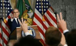 Le ministre américain des Finances, Scott Bessent, répond aux questions des journalistes lors d'une conférence de presse, à Washington, le 24 août 2026