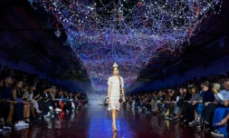 Rayures à l'honneur pour le défilé Ashish le 19 septembre 2016 à Londres