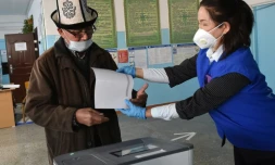 Un homme coiffé du traditionnel chapeau kirghiz vote à Besh-Kungey près de Bichkek le 4 octobre 2020