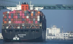 Un cargo porte-conteneurs arrive au port de Los Angeles en provenance du port chinois de Yantian, le 7 novembre 2019