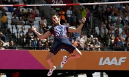 Le perchiste français Renaud Lavillenie lors des qualifications aux Mondiaux d'athlétisme, le 6 août 2017 à Londres