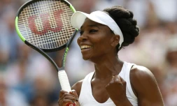 l'Américaine Venus Williams savoure sa victoire après son match face à la Britannique Johanna Konta en demi-finales à Wimbledon, le 13 juillet 2017