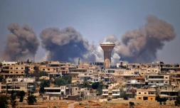 De la fumée s'élève au-dessus d'un secteur rebelle de la ville de Deraa, après des raids attribués au régime syrien, le 5 juillet 2018