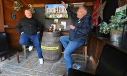 Les patrons du pub Duc d'Edimbourg suivent en direct les funérailles du prince consort le 17 avril 2021 à Winkfield, à l'ouest de Londres