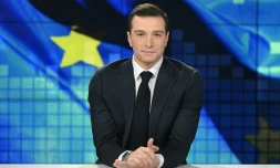 Le président du RN Jordan Bardella pose avant un débat télévisé dans le cadre des élections européennes, le 2 mai 2024 dans les studios de BFMTV à Paris