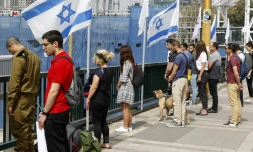Dans la ville israélienne de Tel-Aviv, des passants observent deux minutes de silence au son des sirènes le 2 mai 2019, pour marquer la journée de la Shoah en mémoire des six millions de victimes juives du nazisme durant la Seconde Guerre mondiale