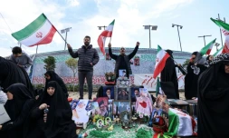 Des Iraniens rassemblés sur la place de la Révolution à Téhéran après l'accord de cessez-le-feu de deux semaines conclu entre les États-Unis et l'Iran, le 8 avril 2026