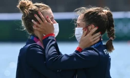 Les Françaises Laura Tarantola (g) et Claire Bové, médaillées d'argent en aviron (deux de couple poids légers), le 29 juillet 2021 aux JO de Tokyo