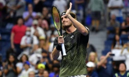 Le Grec tefanos Tsitsipas célèbre sa victoire face au Britannique Andy Murray à l'US Open de tennis au scentre de tennis national Billie Jean King à New York, le 31 août 2021

