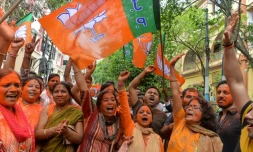 Des partisans du BJP, le parti du Premier ministre indien Narendra Modi, fĂȘtent le rĂ©sultat des Ă©lections lĂ©gislatives, le 23 mai 2019 Ă New Delhi