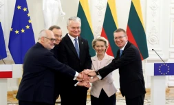 Les présidents estonien Alar Karis, polonais Andrzej Duda, lituanien Gitanas Nauseda, la présidente de la Commission européenne Ursula von der Leyen et le président letton Edgars Rinkevics (de gauche à droite), posent à Vilnius, le 9 février 2025, pour célébrer la connexion le même jour des Etats baltes au réseau électrique de l'Union européenne 