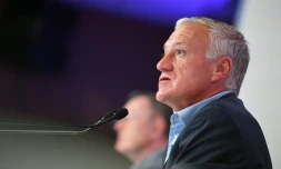 Le sélectionneur de l'équipe de France Didier Deschamps en conférence de presse, le 18 mai 2017 à Paris