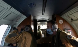 L'équipage de l'avion Falcon 200 Gardian de la Marine française scrute la surface de la mer Jaune, guettant des transferts illicites de marchandises à destination de la Corée du Nord, le 2 novembre 2021