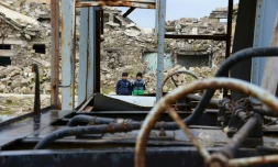 Des enfants dans les ruines de la gare de Mossoul, le 1er février 2020 dans le nord de l'Irak