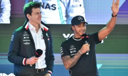 Le directeur de l'écurie Mercedes Toto Wolff (d) et le pilote britannique Lewis Hamilton, le 13 mars 2019 à Melbourne