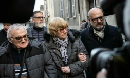 Jacqueline Jacob (c), son avocat Stéphane Giuranna (d) et son mari Marcel Jacob (g) arrivent à la cour d'appel de Dijon, le 24 octobre 2025
