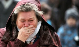 Une femme pleure en rendant hommage aux victimes à l'aéroport Pulkovo de Saint-Petersbourg, le 1er novembre 2015