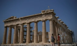 Un couple visite le Parthenon, le 18 mai 2020 à Athènes lors de la réouverture de l'Acropole