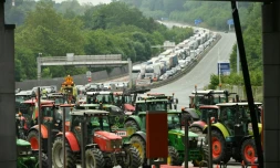 Des agriculteurs bloquent avec leurs tracteurs la frontiÚre franco-espagnole, le 3 juin 2024 à Biriatou, dans les Pyrénées-Orientales