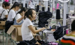 Des employés à l'oeuvre dans une usine de maillots de bain à Yinglin, en Chine, le 2 août 2018 