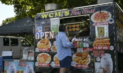 Le food truck de William Arevalo, alimenté par des batteries électriques, dans un parc de l'arrondissement du Queens à New York, le 23 juillet 2026