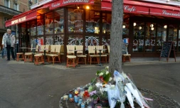 Bouquets de fleurs déposés au pied d'un arbre devant le "Comptoir Voltaire" le 16 décembre 2015 à Paris