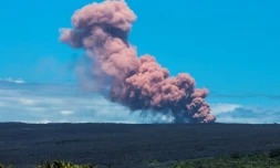Un panache de fumée s'échappe du volcan Kilauea à Hawaï le 3 mai 2018, sur une photo prise par Janice Wei