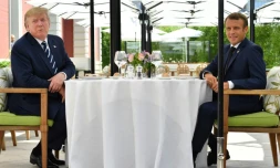 Le président américain Donald Trump (G) et son homologue français Emmanuel Macron déjeunent à Biarritz, le 24 août 2019 dans le sud-ouest de la France