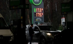 Des automobilistes font la queue Ă une station-services pour faire le plein d'essence, le 2 mars 2022 Ă Londres