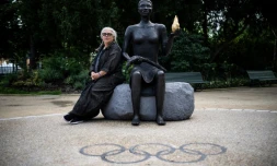 L'artiste américaine Alison Saar pose le 21 juin 2024 à Paris devant la sculpture qu'elle a créée pour symboliser les Jeux olympiques