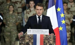Le président français Emmanuel Macron s'exprime devant les militaires du 5e régiment de cuirassiers sur la base militaire Zayed, prÚs d'Abou Dhabi, le 21 décembre 2025