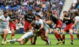 L'ouvreur du Racing Metro Dan Carter (c,d) en finale de la Coupe d'Europe de rugby au Parc OL, le 14 mai 2016